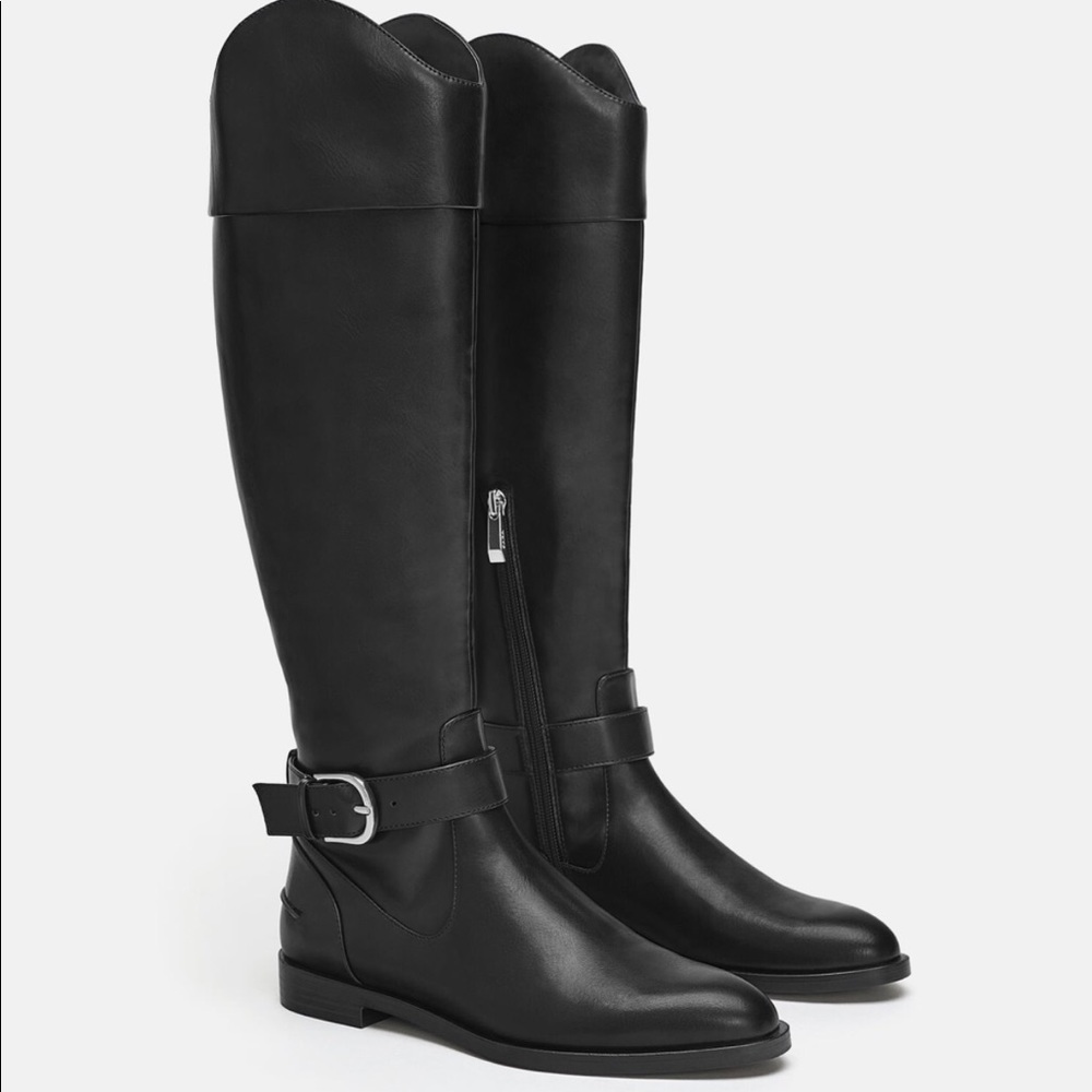 FLAT BOOTS WITH BUCKLE